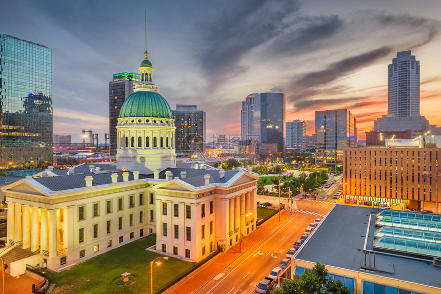 美国密苏里州圣路易斯市中心城市风景黄昏时图片