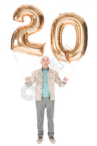 快乐的老人拿着热心的气球在图片