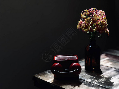 近距离观看深玻璃瓶中美丽的环兰大花朵和生锈木制桌子上的图片