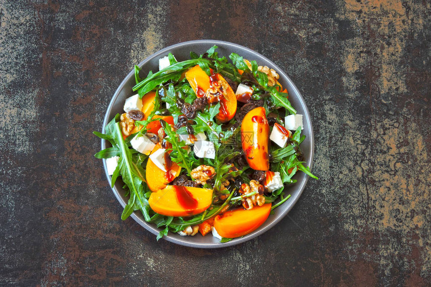 健康沙拉配柿子芝麻菜坚果和羊乳酪健身食品Superfoods维生素图片
