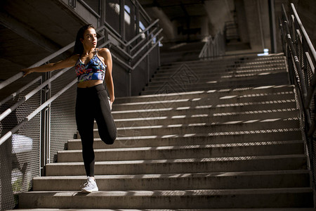 在城市环境中户外锻炼的年轻健身女图片