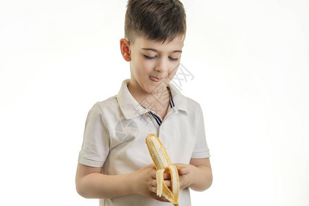 年轻男孩吃香蕉的演播室镜头健康图片