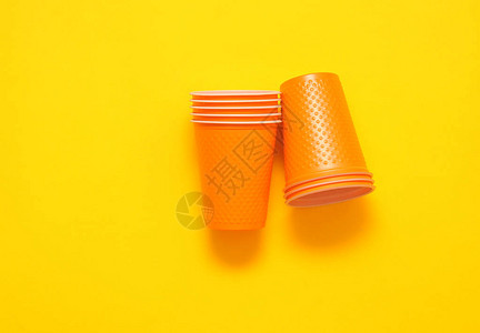 背景的黄色塑料杯子生态损害的概念图片