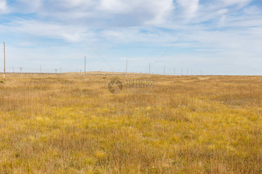 在蒙古草原的高压图片