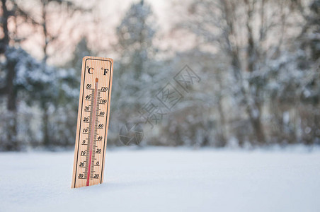 温度计显示寒冷天气零下五摄氏度图片