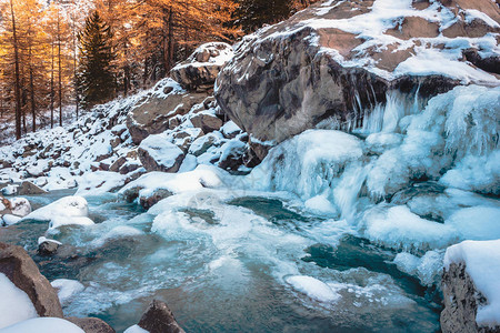 河边的冰柱自然冷却山谷的冬季天气是寒图片