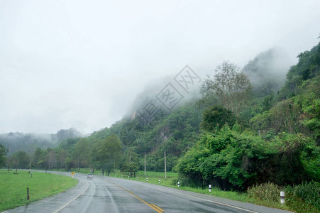 在农村公路的山雾雨季图片