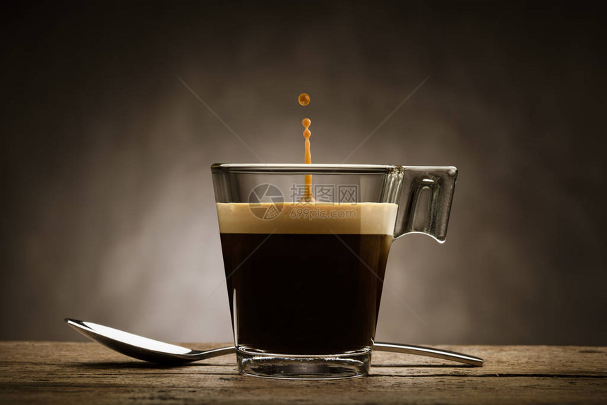 黑咖啡在玻璃杯中茶匙和跳图片