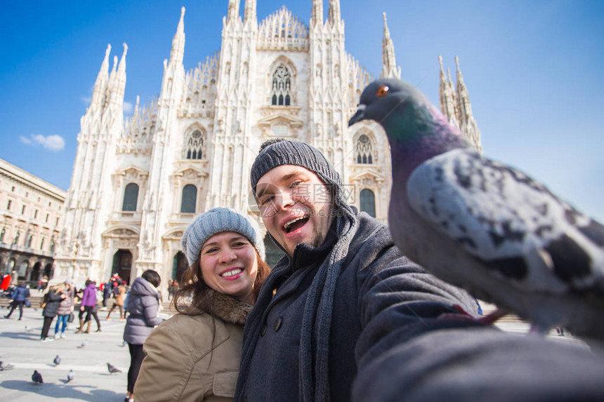 在Duomo广场自画一对夫妇的肖像关于旅行图片