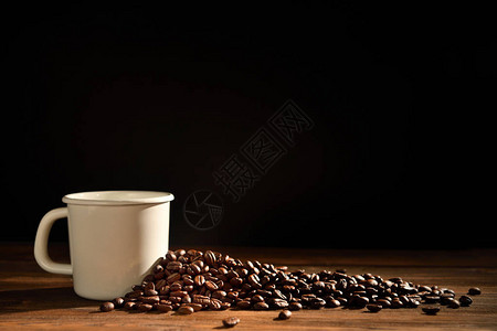 黑色背景中的咖啡杯和咖啡豆图片