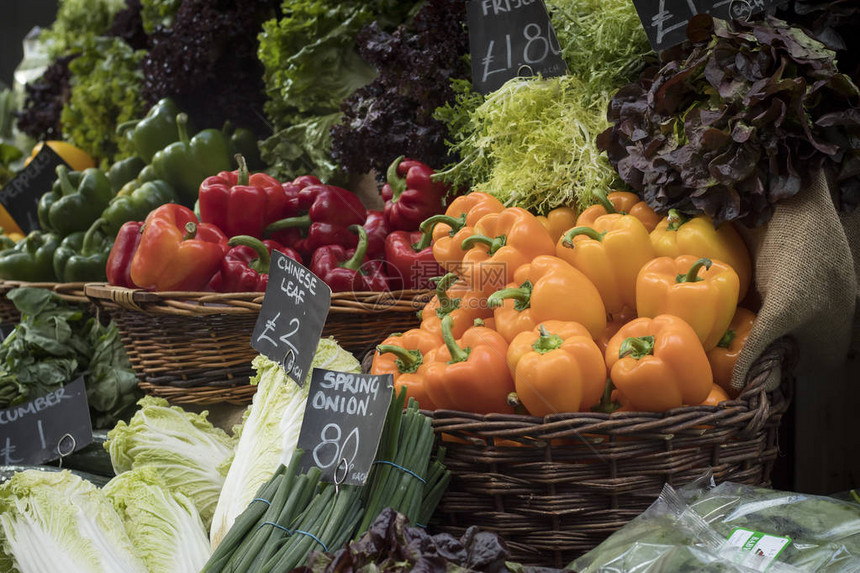 英国2018年12月在伦敦最著名的食品市场自治市镇场的蔬菜摊上出售的绿色食品图片