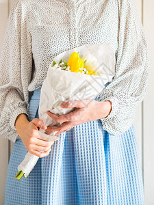 拿着郁金香花束的女人妇女母亲节情人节的鲜花春图片