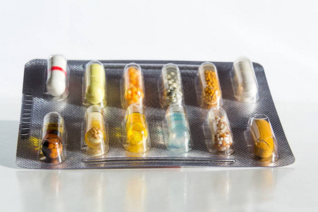 在透明医药胶囊中各种多彩的药丸图片