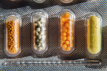 在透明医药胶囊中各种多彩的药丸图片