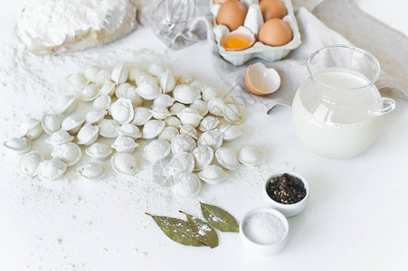 鸡蛋牛奶面粉盐胡椒肉白色背景图片