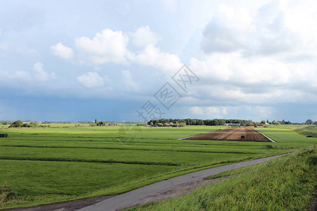 堤坝HollandscheIJssel河沿岸的田野和草地图片