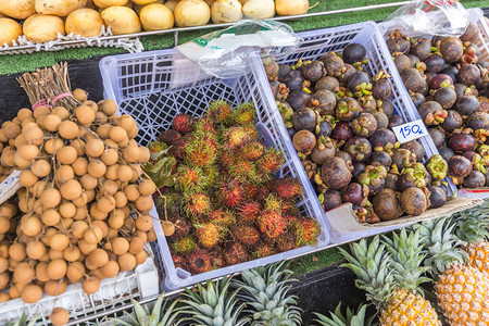 泰国当地市场上的新鲜红毛丹水果束传统的图片