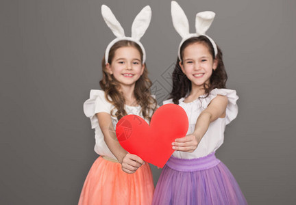两个戴着兔耳朵的快乐小女孩图片