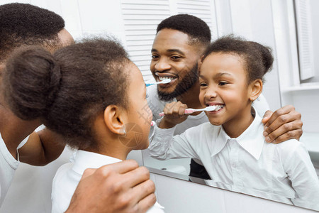 非裔美国女孩在浴室和图片