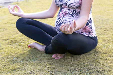 孕妇在公园里练习瑜伽图片