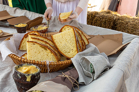 中世纪快餐面包片大面包陶瓷碗蜂蜜和猪油与大蒜滋养添背景图片