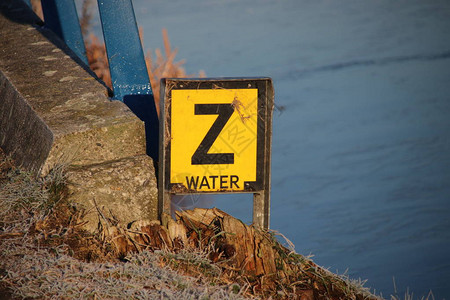 黄色警示标志用字母Z来警告水管在运图片