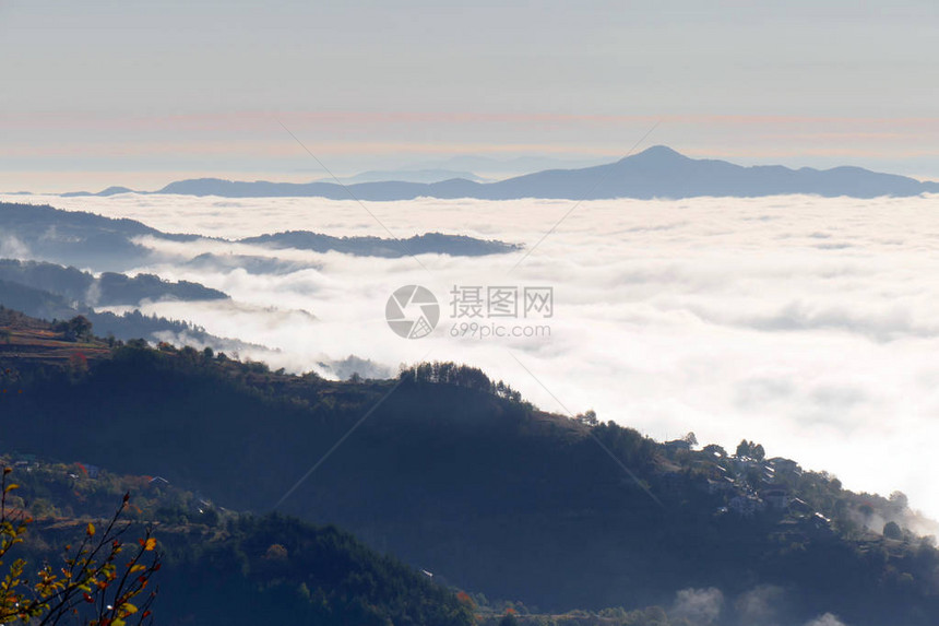 一片白雾覆盖了保加利亚的Rhodope山浓雾之海只有高山才能看见图片