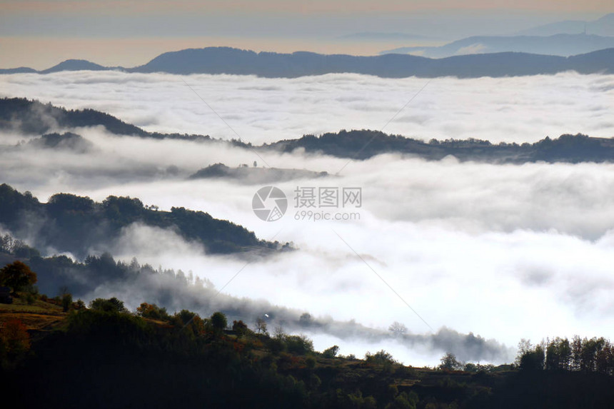 一片白雾覆盖了保加利亚的罗多普山浓雾之海只有高山才能看见图片