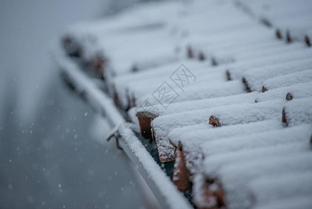 在大量降雪期间的屋顶图片