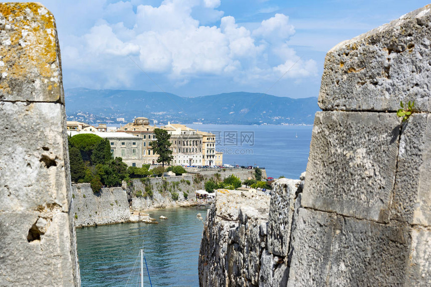 从希腊科孚镇堡垒上可以看到科孚市的景图片