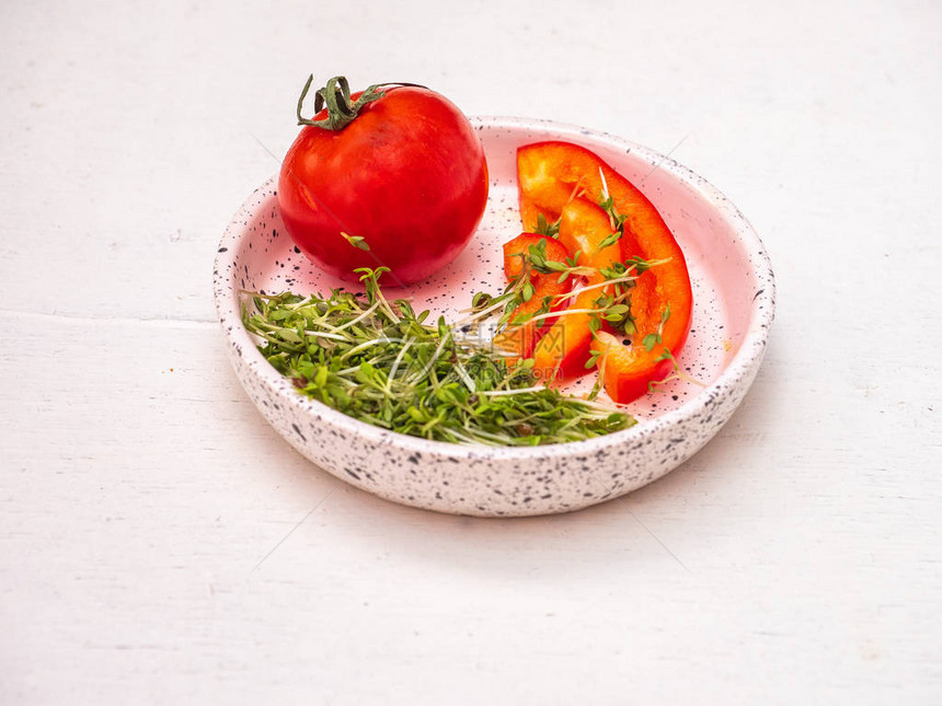 番茄豆瓣菜和红甜椒片的小吃图片