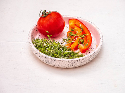 番茄豆瓣菜和红甜椒片的小吃图片