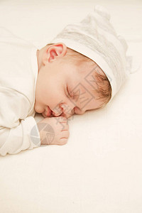 可爱的新生婴儿睡觉的肖像图片