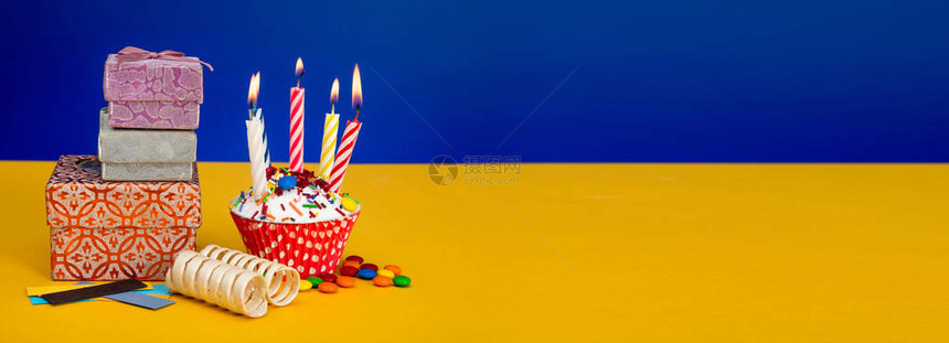 生日蛋糕加蜡烛和礼物盒在庆图片