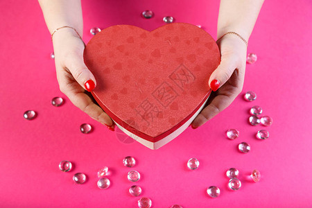 女手中的情人节礼物盒图片