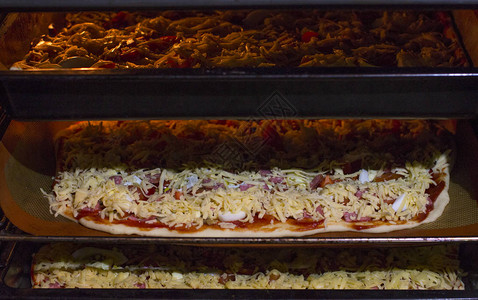 意大利披萨在烤箱里被炸焦了做自图片
