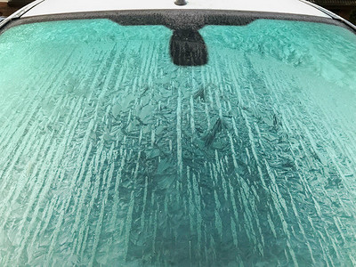一个结冰的汽车挡风玻璃的特写视图图片