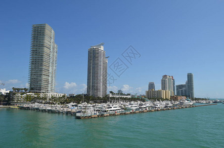 俯视迈阿密海滩一个佛罗里达码头的豪图片