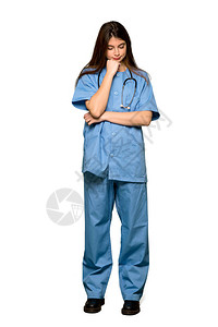 年轻护士的全长镜头用手往下看在孤立的白色背图片