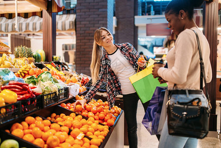2名有吸引力的年轻妇女在购物后购买水果食品商店中的小卖店消费主义生活方式图片