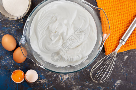 搅打的蛋清烹调蛋白甜饼的过程高清图片