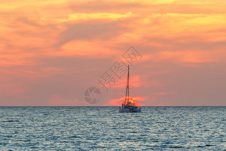 夕阳下的游艇在蔚蓝的大海中图片
