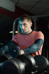 健壮的体力运动男子在健身房里图片