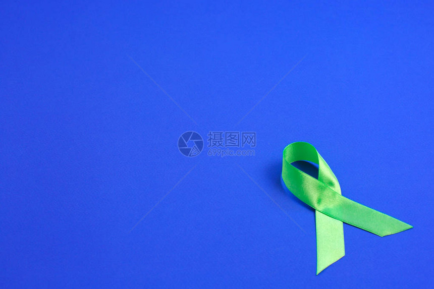 蓝色背景上的浅绿色丝带肝癌淋巴瘤意识意识医疗保图片