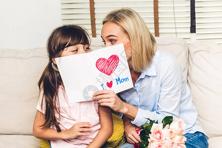 小女儿在母亲节给她妈一张惊喜贺卡对家庭的爱和图片