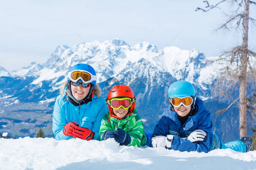 享受山上冬季假期的母亲和两个孩子SkiSunSnowS图片