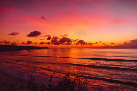 巴厘岛的海浪和明亮的日落或日出图片