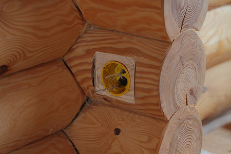 木屋中电源插座的孔图片