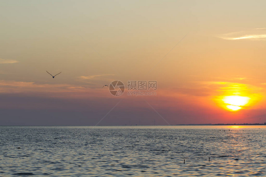 海上日落天空的风景图片