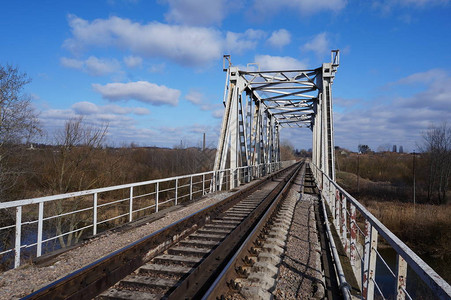 河上的旧铁路桥复古背景图片